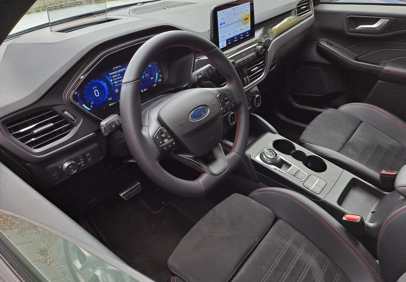 Ford Kuga z wyposażeniem kempingowym firmy Thule. Ford Kuga z wyposażeniem kempingowym firmy Thule.