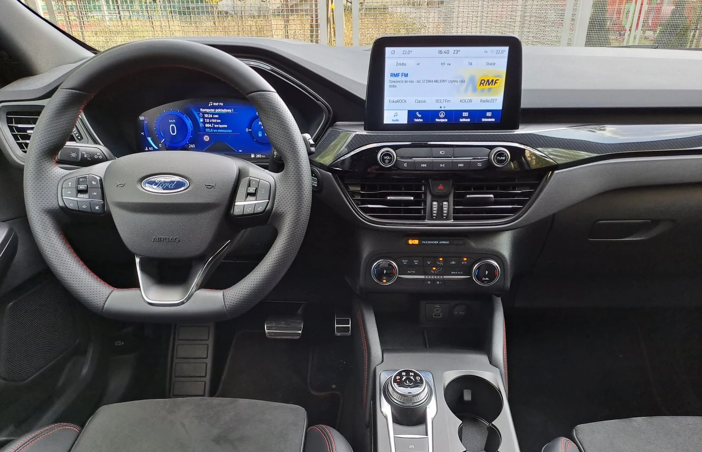 Ford Kuga z wyposażeniem kempingowym firmy Thule. Ford Kuga z wyposażeniem kempingowym firmy Thule.