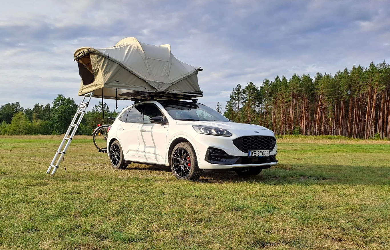 Ford Kuga z wyposażeniem kempingowym firmy Thule. Ford Kuga z wyposażeniem kempingowym firmy Thule.