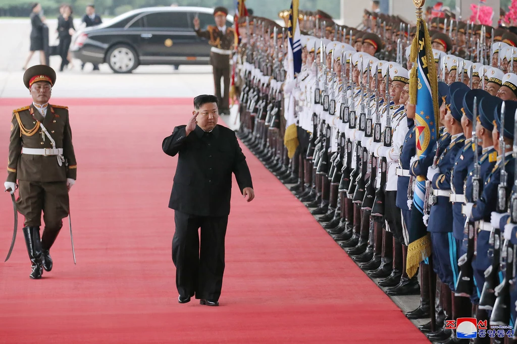 Na zdj. Kim Dzong Un żegnany przed wyjazdem do Rosji