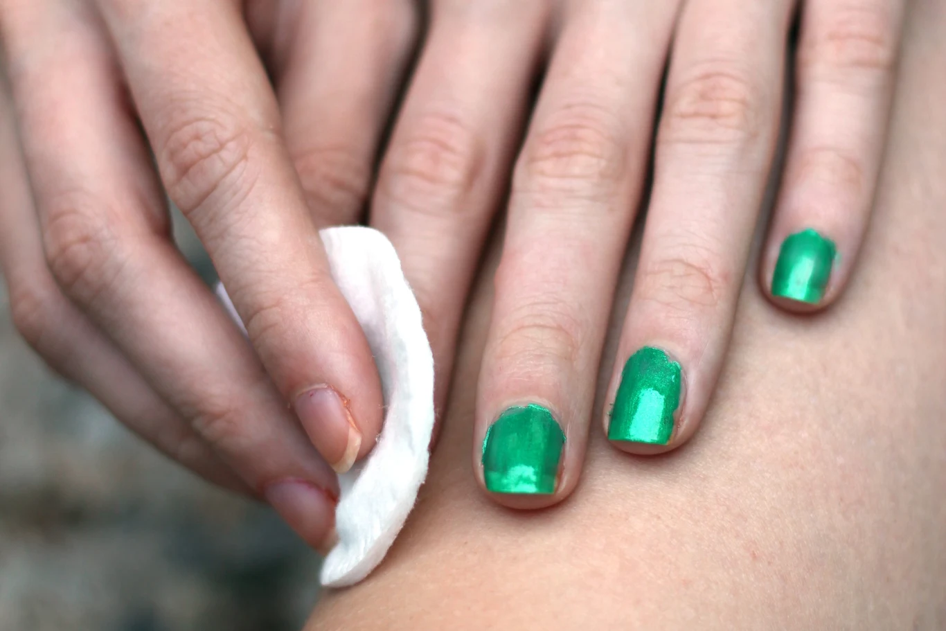 Jeżeli skończył ci się zmywacz do paznokci, to pastą do zębów również pozbędziesz się odpryśniętego lakieru Jeżeli skończył ci się zmywacz do paznokci, to pastą do zębów również pozbędziesz się odpryśniętego lakieru