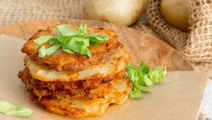 Zapomnij o plackach ziemniaczanych i użyj mało znanego warzywa. Ten przepis pokocha cała rodzina