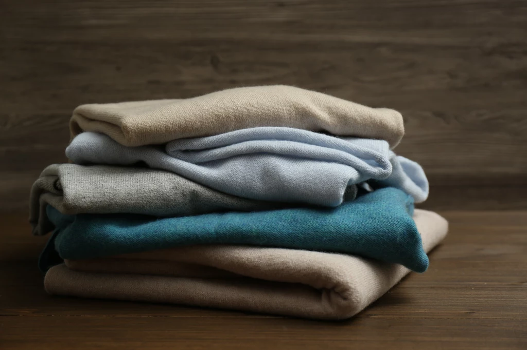 Chcesz mieć w swojej szafie ciepłe, dobre gatunkowo swetry? Poszperaj w "second handach". Wełniane z pewnością posłużą ci na lata