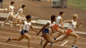 Ewa Kłobukowska na czele polskiej sztafety podczas igrzysk w Tokio 1964