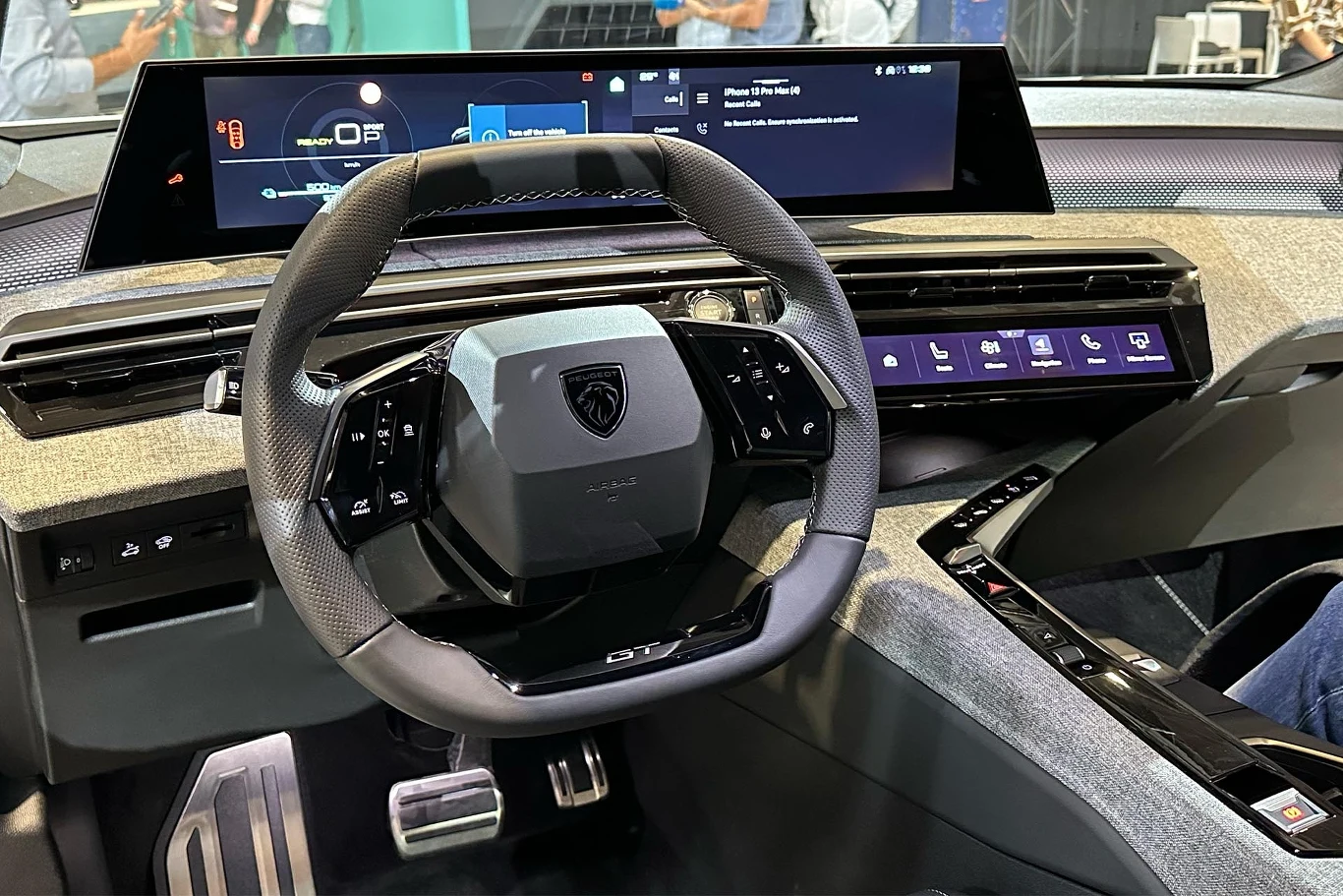 Nowy Peugeot E-3008 debiutuje z 21-calowym, panoramicznym ekranem