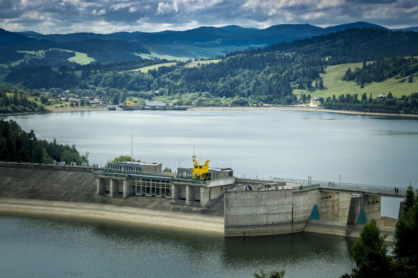 Jezioro Czorsztyńskie to obowiązkowy punkt podczas motocyklowej wycieczki w Tatry i Pieniny
