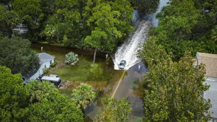 Według NOAA w USA suma wyrządzonych przez pogodowe anomalie strat w tym roku wyniosła 57,6 mld dol. W 2023 roku USA nawiedziły 23 bardzo silne anomalie pogodowe. Na zdjęciu: New Port Richey na Florydzie po uderzeniu huraganu Idalia