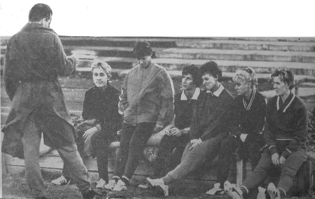 Polskie sprinterki w 1964 roku. Ewa Kłobukowska siedzi pierwsza z lewej