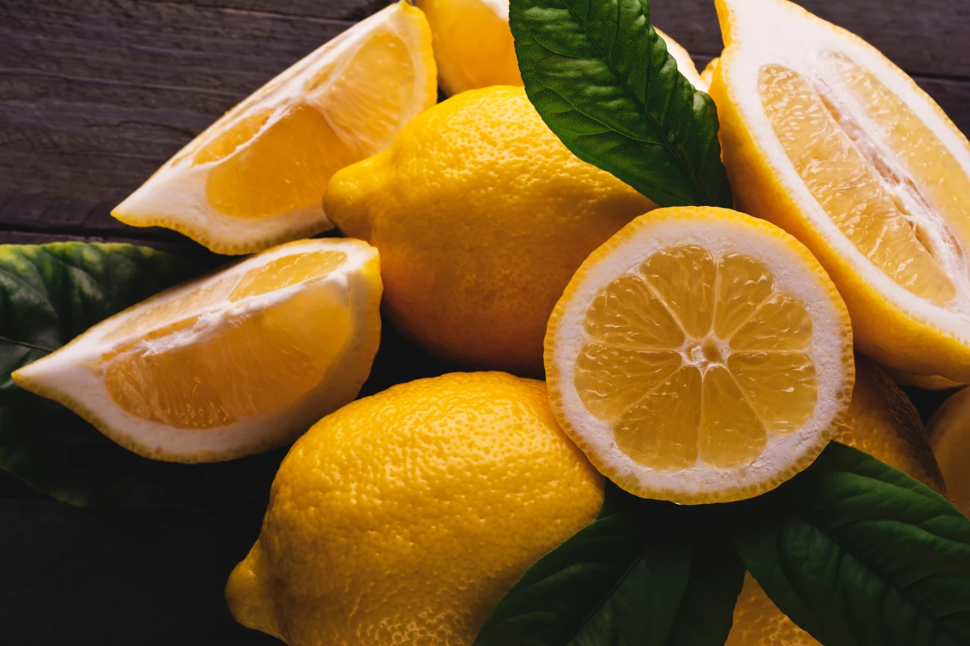 Jeśli nie masz pod ręką liści laurowych, koniecznie włóż do lodówki kilka ćwiartek cytryny