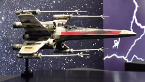 Na zdjęciu przedstawiony został model myśliwca X-wing, wykorzystany przy kręceniu filmy "Gwiezdne Wojny. Nowa nadzieja". W 2022 r. został on sprzedany za ponad 2,3 mln dol. Teraz na licytację trafił podobny eksponat, którego cena wywoławcza wyniosła 400 tys. dolarów
