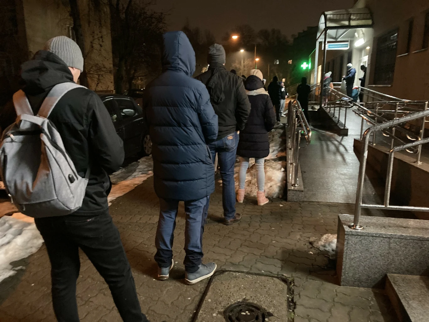 Przed przychodniami w całej Polsce od świtu ustawiają się kolejki, by pobrać "numerek"