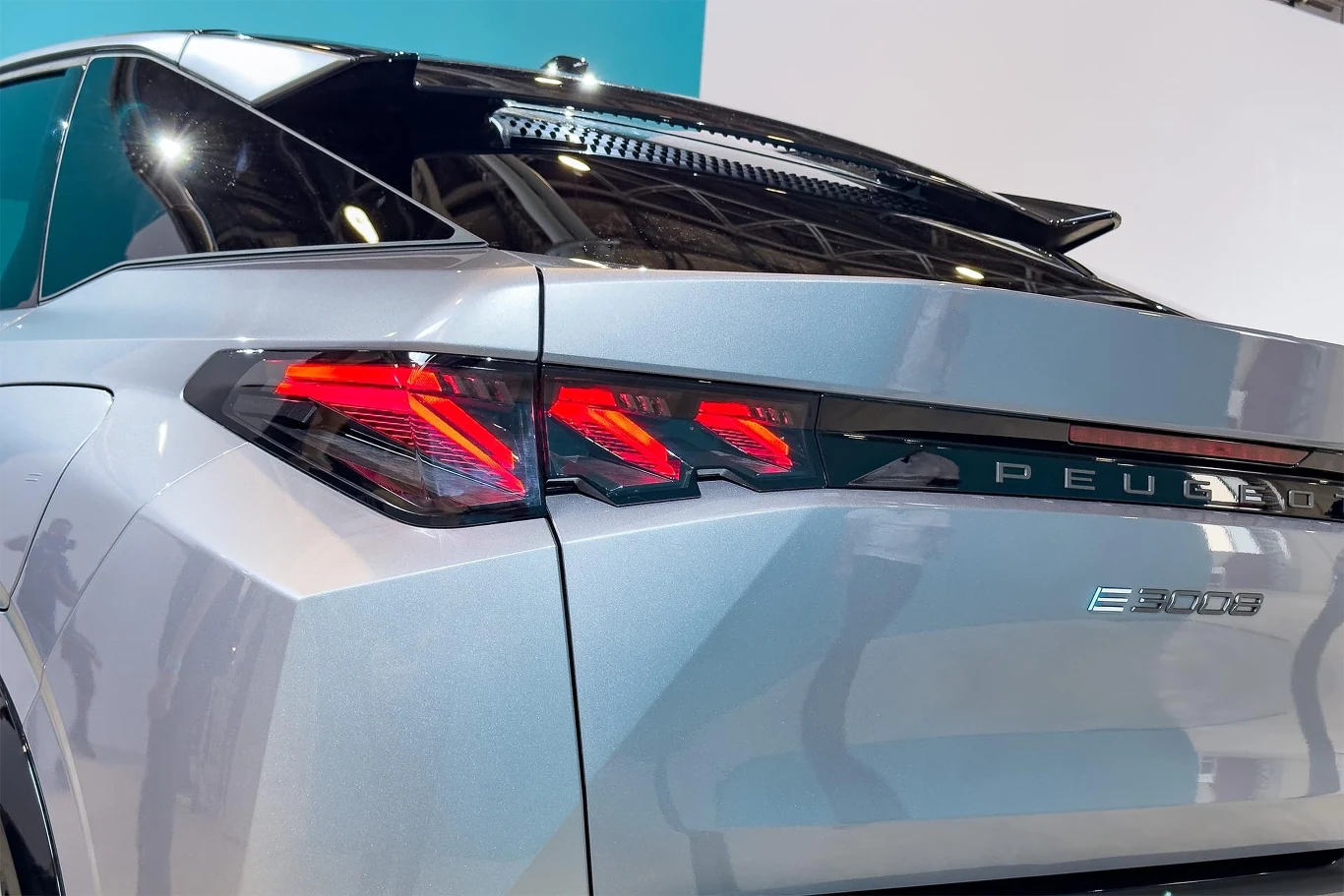 Nowy Peugeot E-3008 to SUV typu fastback