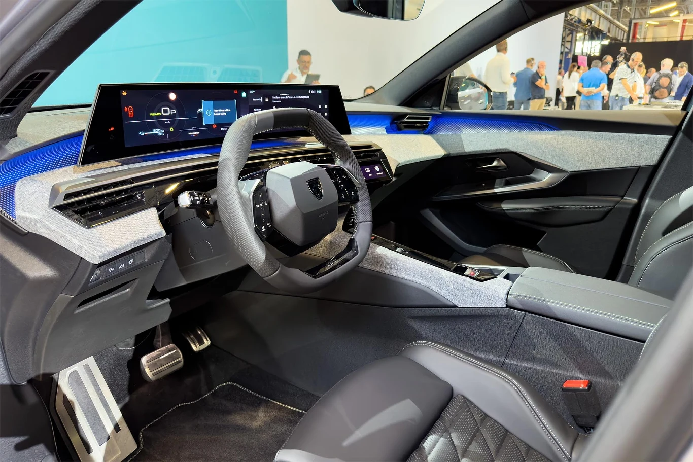 Nowy Peugeot E-3008 został wyposażony w lewitujący, 21-calowy ekran