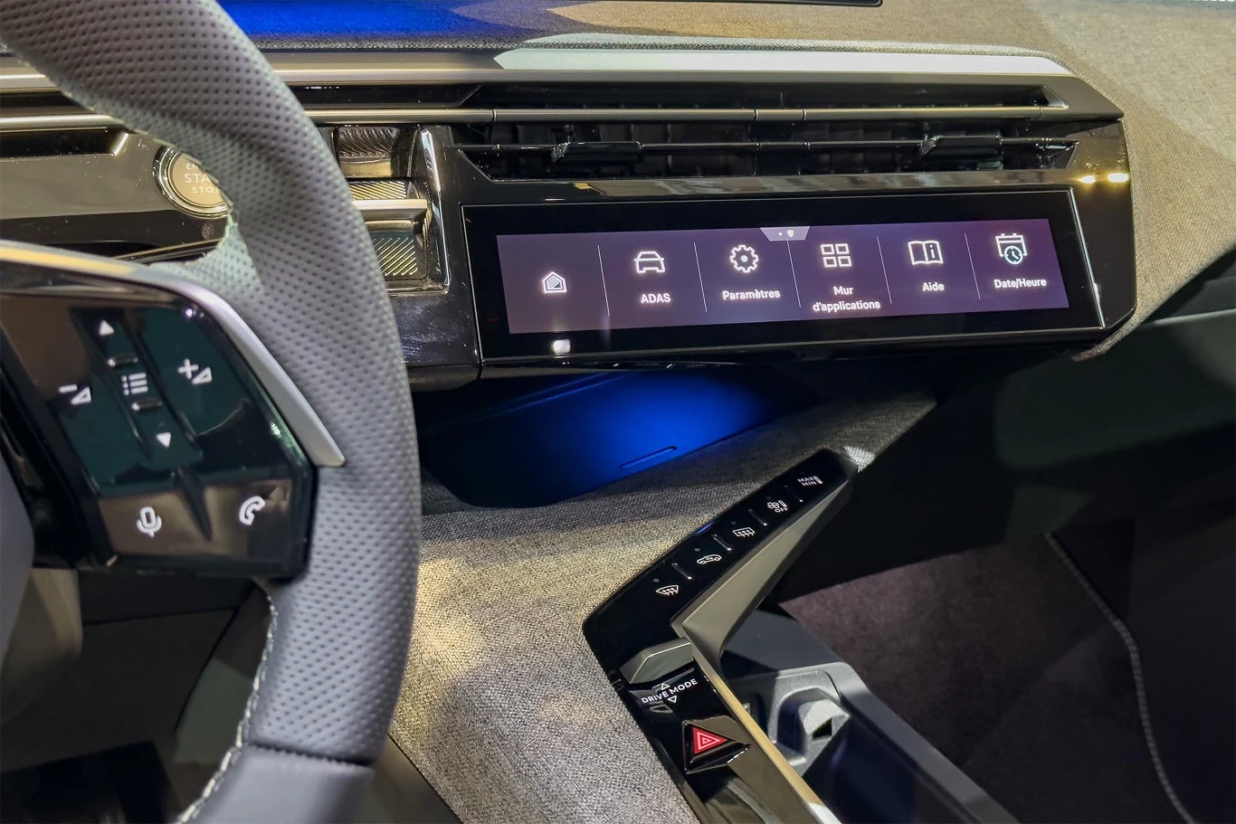 Nowy Peugeot E-3008, podobnie jak mniejszy 308, ma dotykowy panel i-Toggles