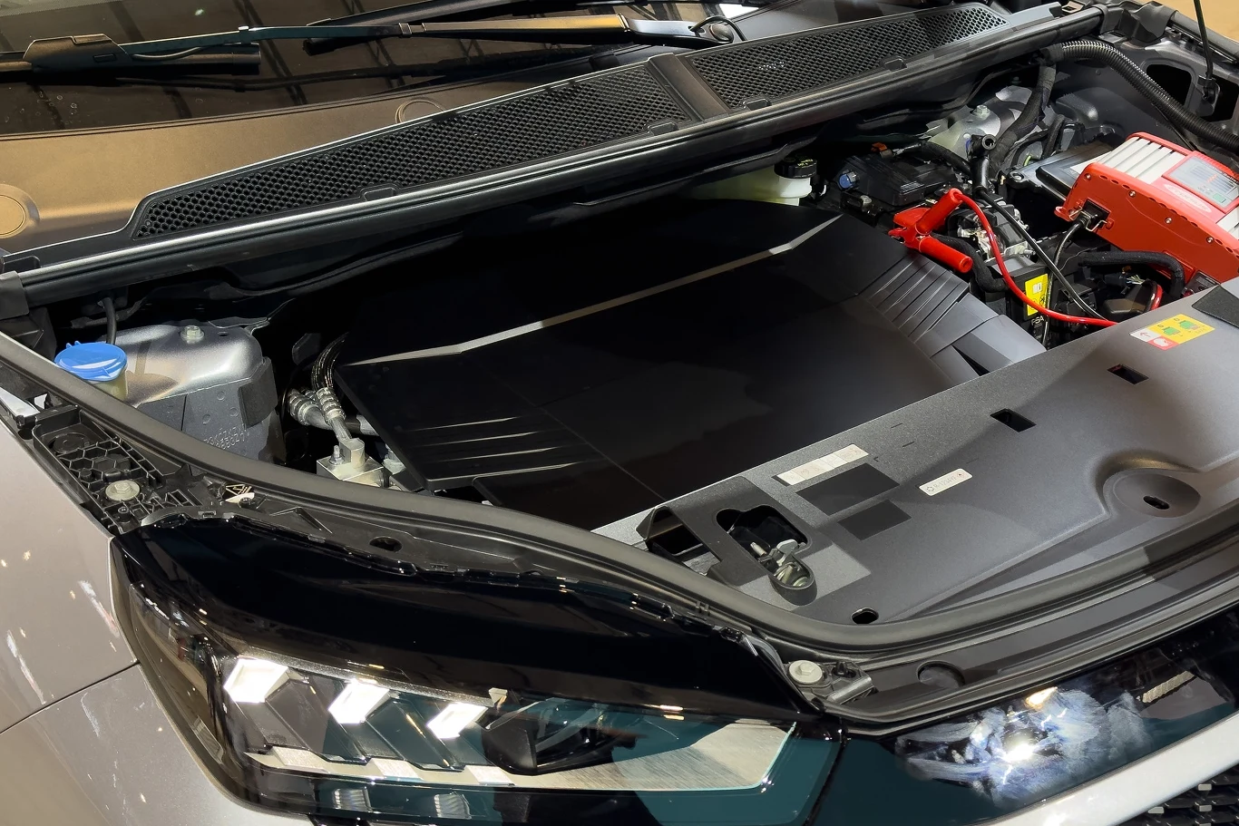 Peugeot E-3008 będzie początkowo dostępny w trzech wersjach napędowych