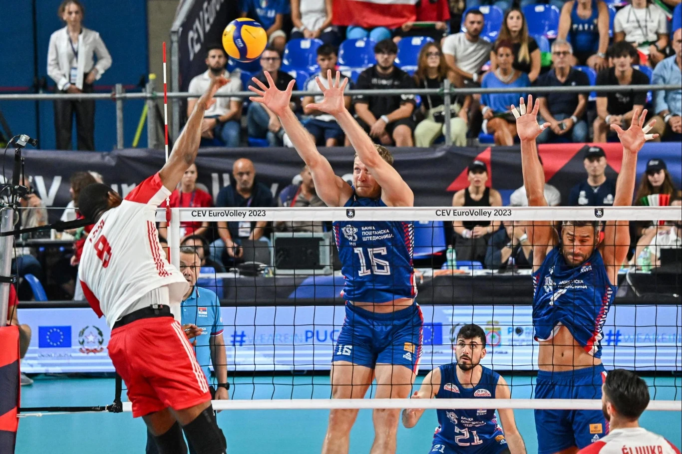 Wilfredo Leon atakuje w czasie meczu Polska - Serbia w ćwierćfinale ME siatkarzy Wilfredo Leon atakuje w czasie meczu Polska - Serbia w ćwierćfinale ME siatkarzy