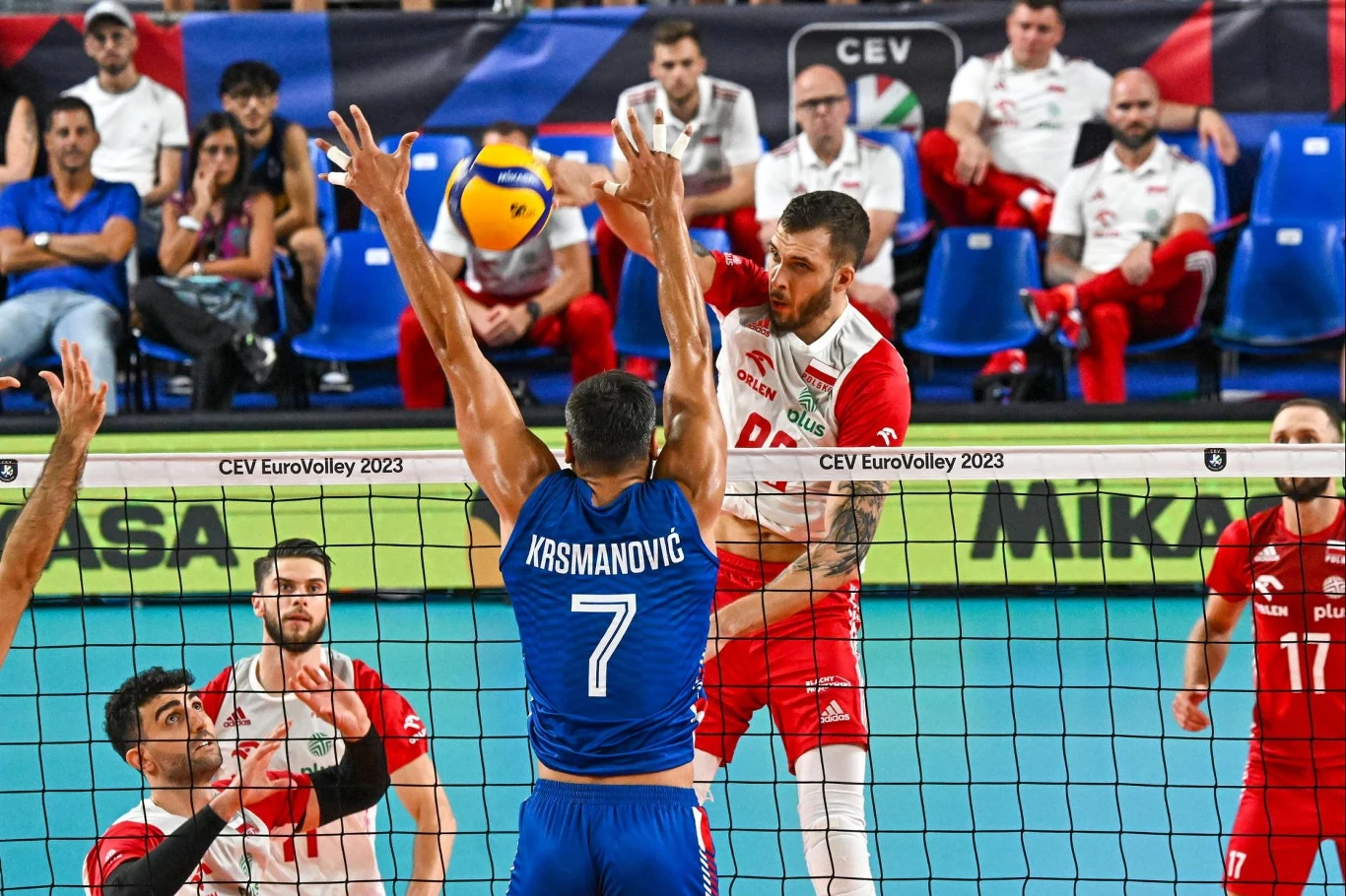 Norbert Huber atakuje w czasie meczu Polska - Serbia Norbert Huber atakuje w czasie meczu Polska - Serbia