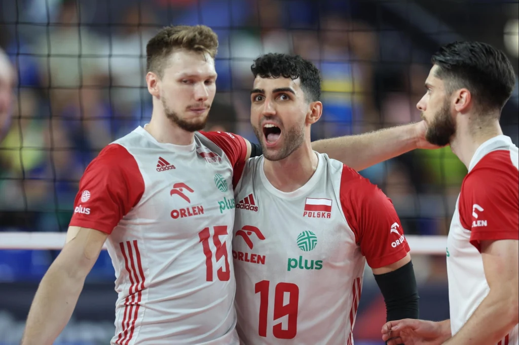 Polscy siatkarze są już w czołowej czwórce ME. Jakub Kochanowski (z lewej) i Marcin Janusz mieli duży udział w pokonaniu Serbii Polscy siatkarze są już w czołowej czwórce ME. Jakub Kochanowski (z lewej) i Marcin Janusz mieli duży udział w pokonaniu Serbii