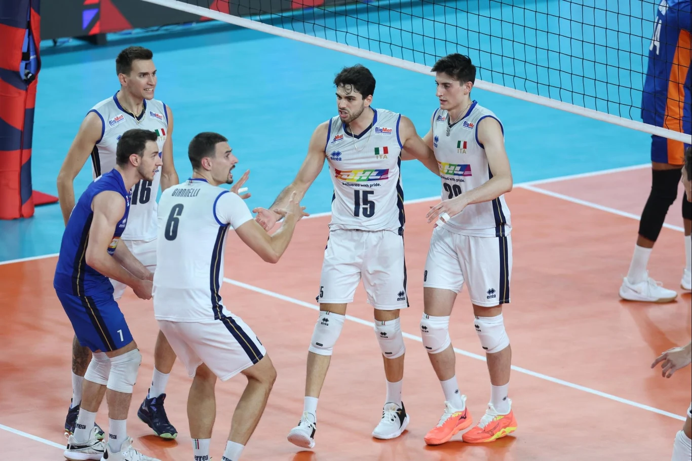 Siatkarze reprezentacji Włoch. Z nr 15 Daniele Lavia, z nr 6 Simone Giannelli