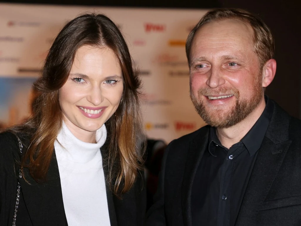 Adamczyk i Szymczak zaskoczyli sceną na lotnisku