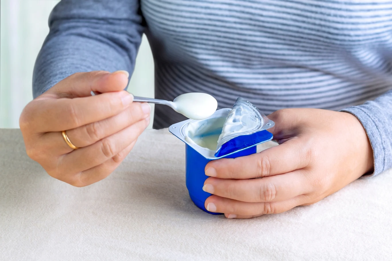 Jogurt naturalny ma wiele cennych dla roślin właściwości