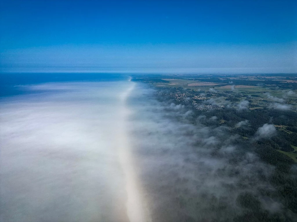 Mgła adwekcyjna nad plażą w Dębkach 