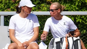 Iga Świątek z Darią Abramowicz, psycholog ze sztabu szkoleniowego