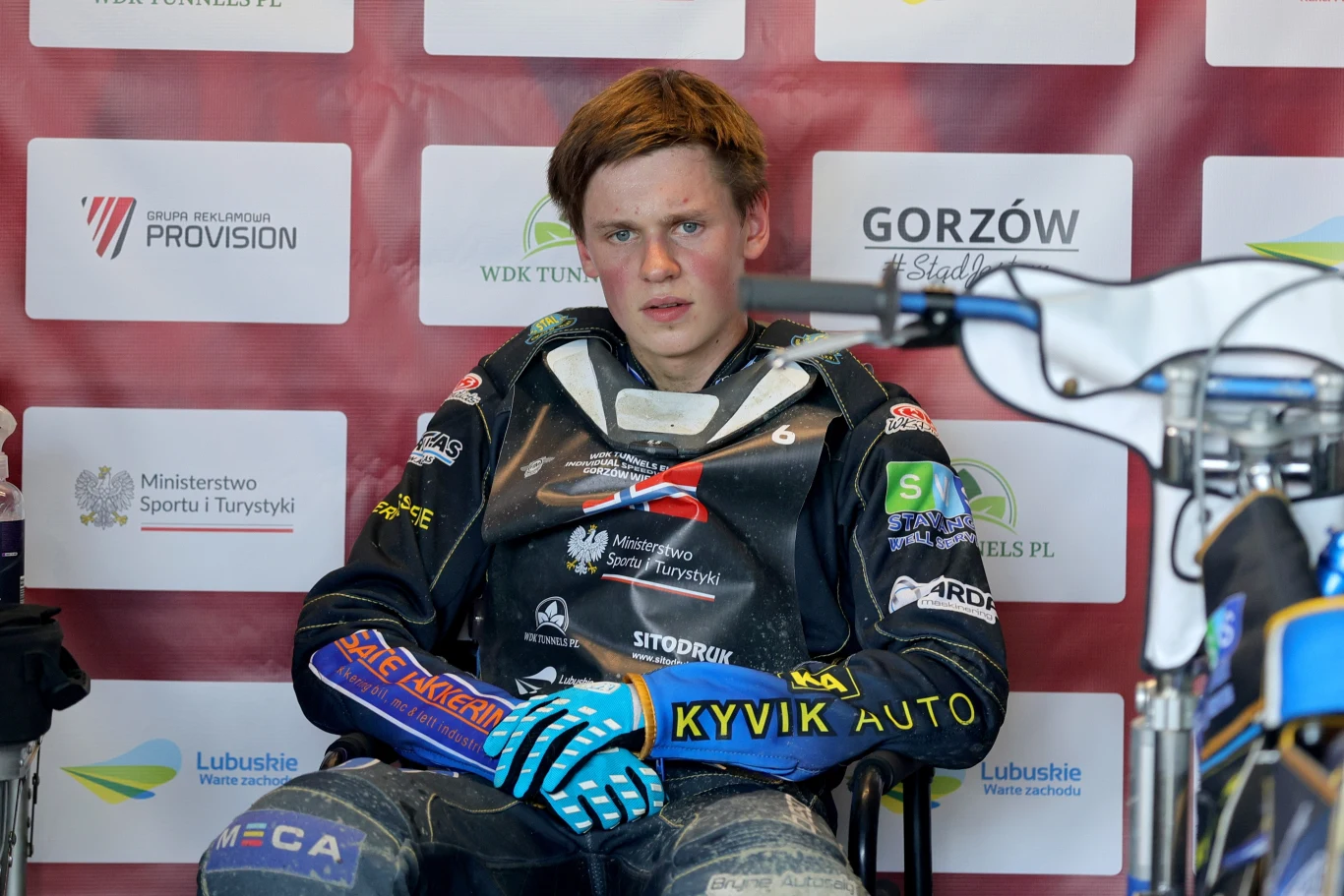 Mathias Polleastad odpoczywa między biegami.