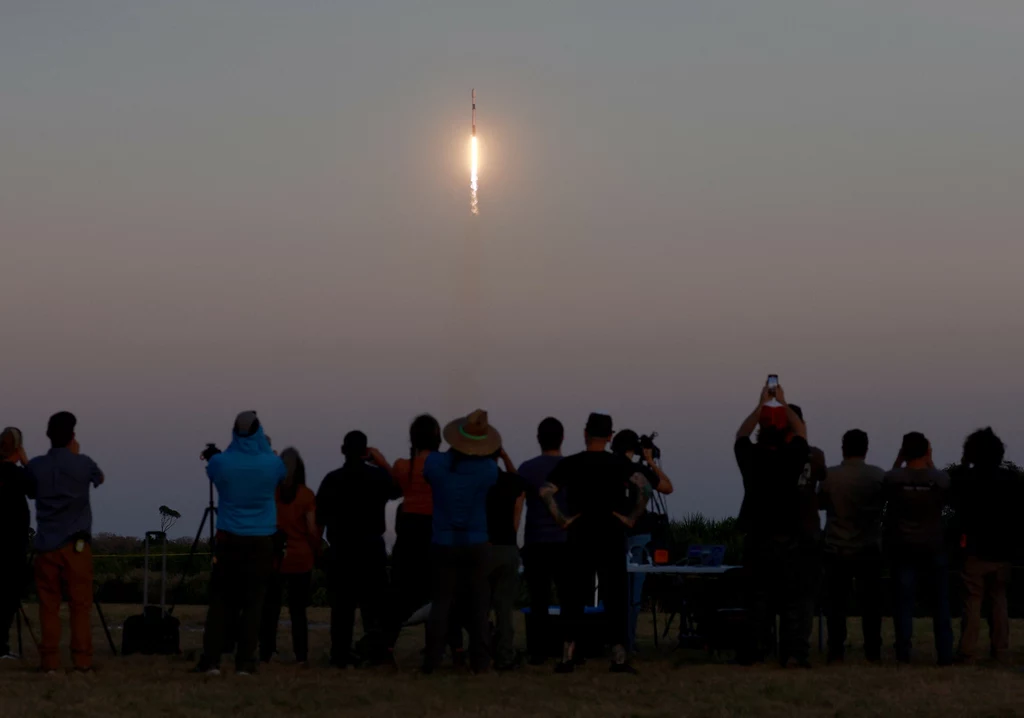 Rakieta Falcon 9 wystartowała z Kalifornii 12 września. Na orbitę okołoziemską wyniosła w sumie 21 satelitów