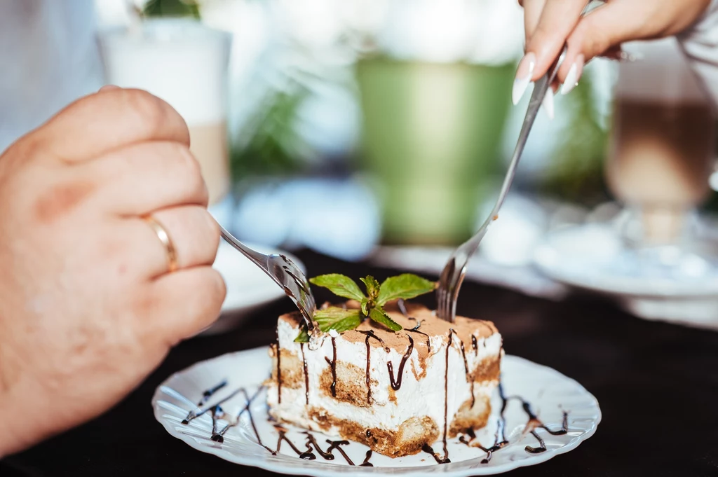 Niepohamowana ochota na słodkie może świadczyć o tym, że twoja dieta jest uboga w białko, tłuszcze i węglowodany złożone