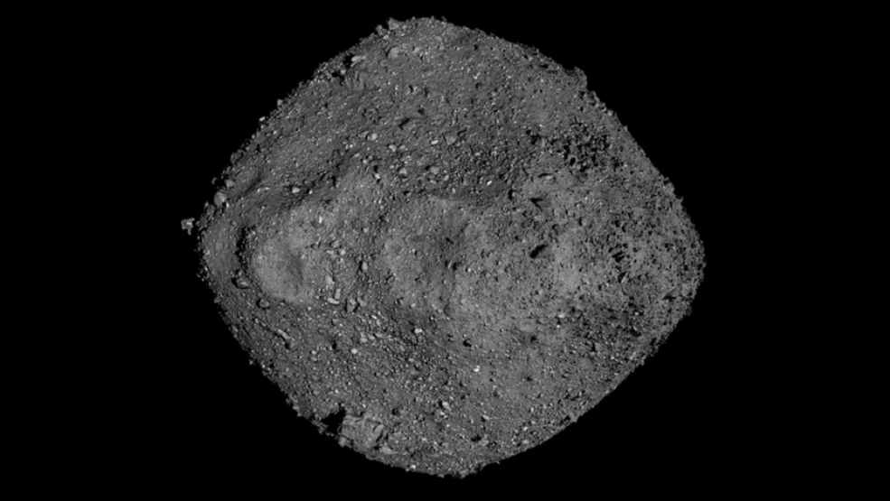 Obraz Bennu został stworzony na podstawie obserwacji dokonanych przez należącą do NASA sondę kosmiczną OSIRIS-REx, która badała asteroidę w bliskiej odległości przez ponad dwa lata