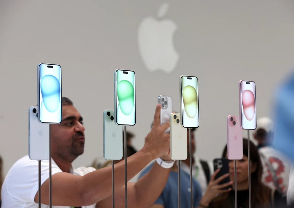 Policzono, ile przeciętnie w Polsce trzeba pracować, aby odłożyć na nowego iPhone'a. Miesiąc to za mało