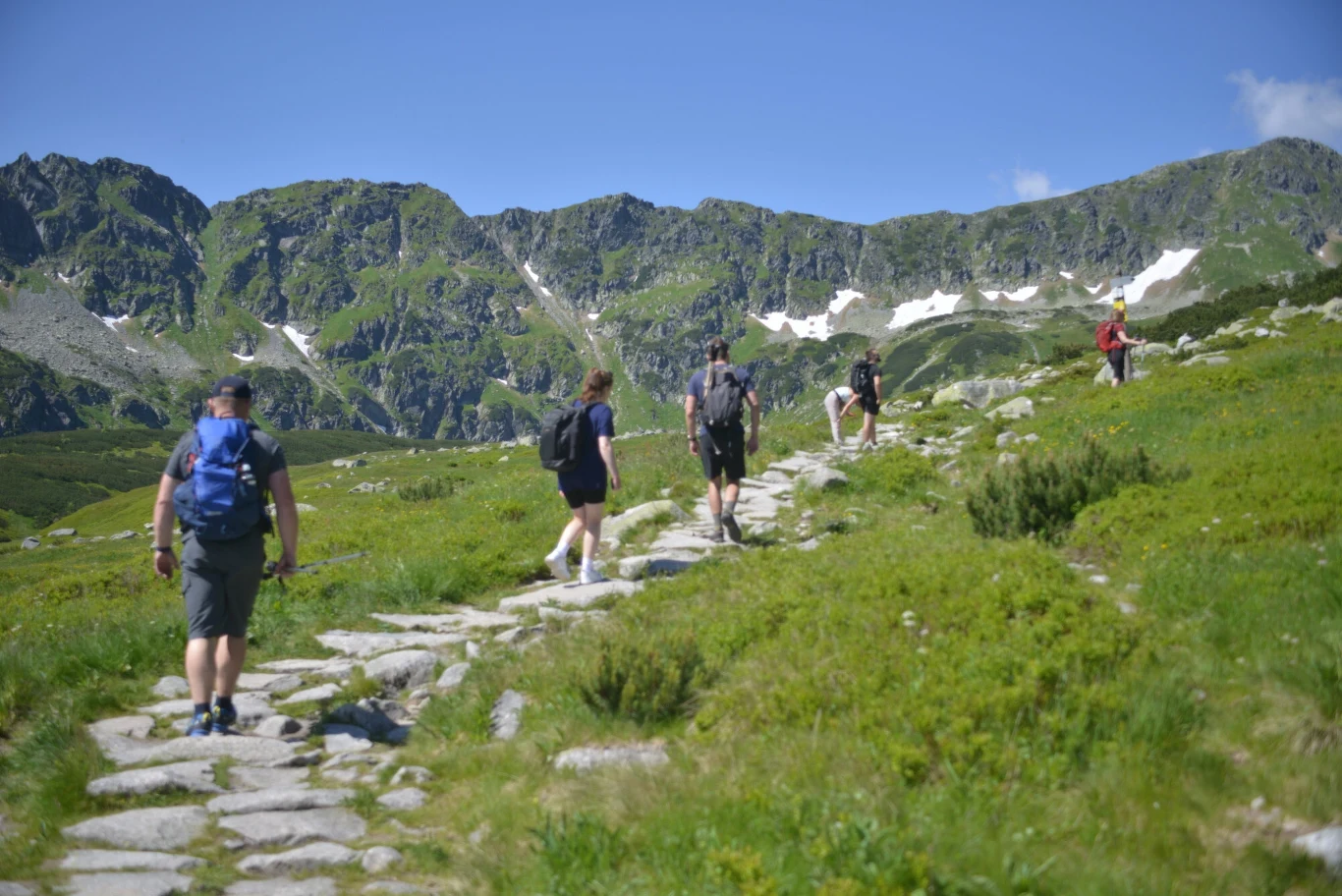 Tatry to dla wielu osób ulubiony cel letnich podróży. W górach trzeba jednak zachowywać się odpowiednio i trzymać się wyznaczonych szlaków. 