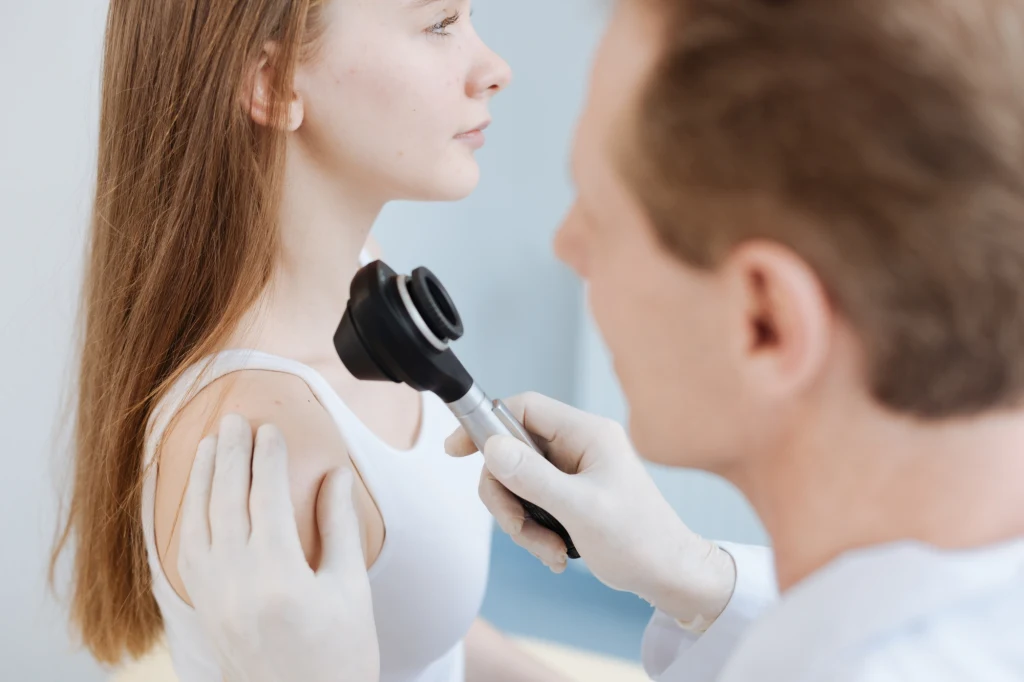 Jeśli rubinki pojawiają się nagle lub w dużej liczbie, warto skonsultować się z dermatologiem i wykonać podstawowe badania