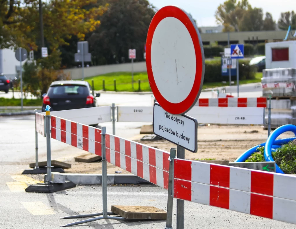 Zakaz ruchu jest dodatkowo uzupełniony o tabliczkę z wyłączeniem "nie dotyczy..."