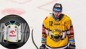 Paweł Zygmunt, hokeista HC Verva Litvinov, jeszcze w starej koszulce klubu. W ramce nowa, na którą złości się część kibiców