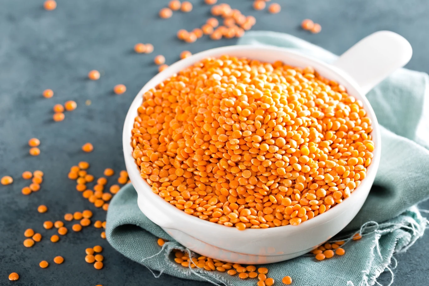 Czerwona soczewica jest zdrową alternatywą dla mięsnych dań. Warto zrobić z nią pierogi. 