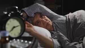 Skraca sen i wywołuje drażliwość. Tak uzupełnisz "witaminę bezsenności"