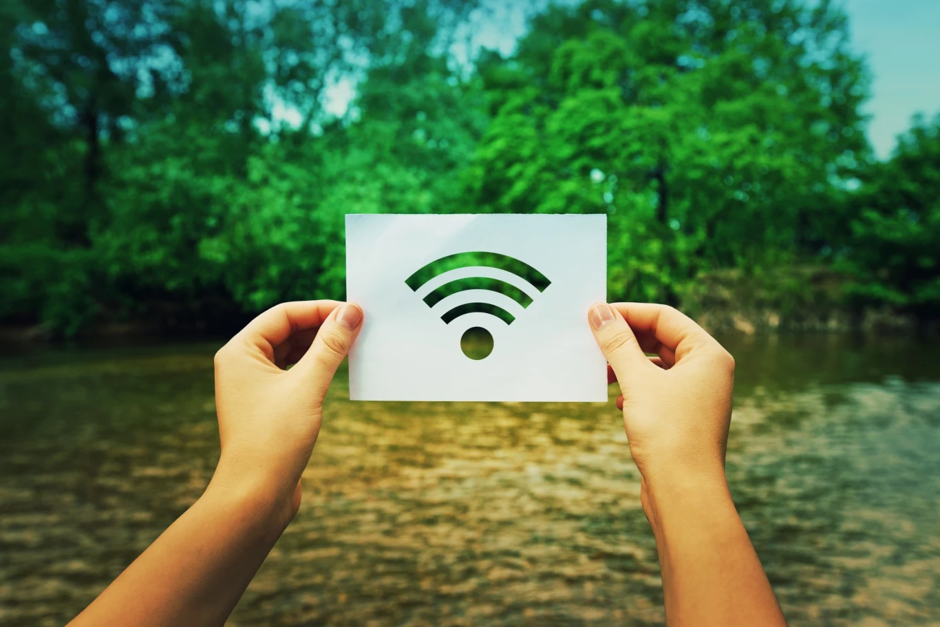 Wzmacniacz, system Mesh czy transmiter sieciowy. Który sposób najlepszy na poprawę WiFi na zewnątrz domu? Wzmacniacz, system Mesh czy transmiter sieciowy. Który sposób najlepszy na poprawę WiFi na zewnątrz domu?