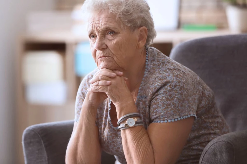 Apatia jest objawem, który występuje u osób z chorobą Alzheimera lub chorobą Parkinsona Apatia jest objawem, który występuje u osób z chorobą Alzheimera lub chorobą Parkinsona