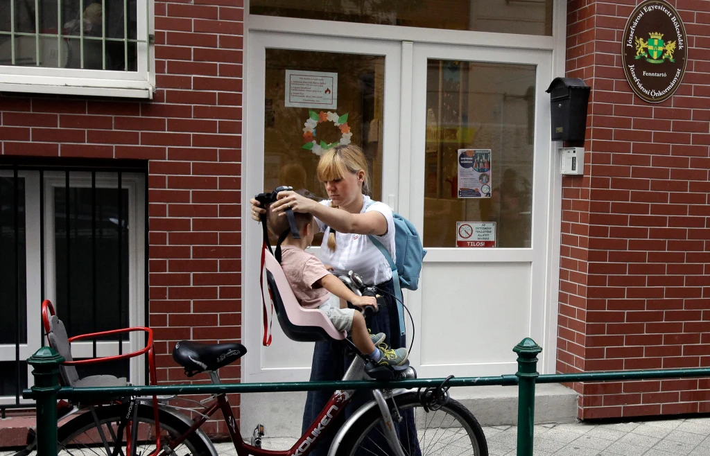 Krytycy wskazują, że "model węgierski" jest sposobem wywierania presji na kobiety, aby decydowały się na macierzyństwo Krytycy wskazują, że "model węgierski" jest sposobem wywierania presji na kobiety, aby decydowały się na macierzyństwo