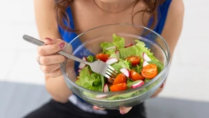 Zaleca się spożywanie od czterech do pięciu posiłków dziennie. Dlaczego? Wyjaśniamy, jakie są skutki jedzenia zbyt rzadko