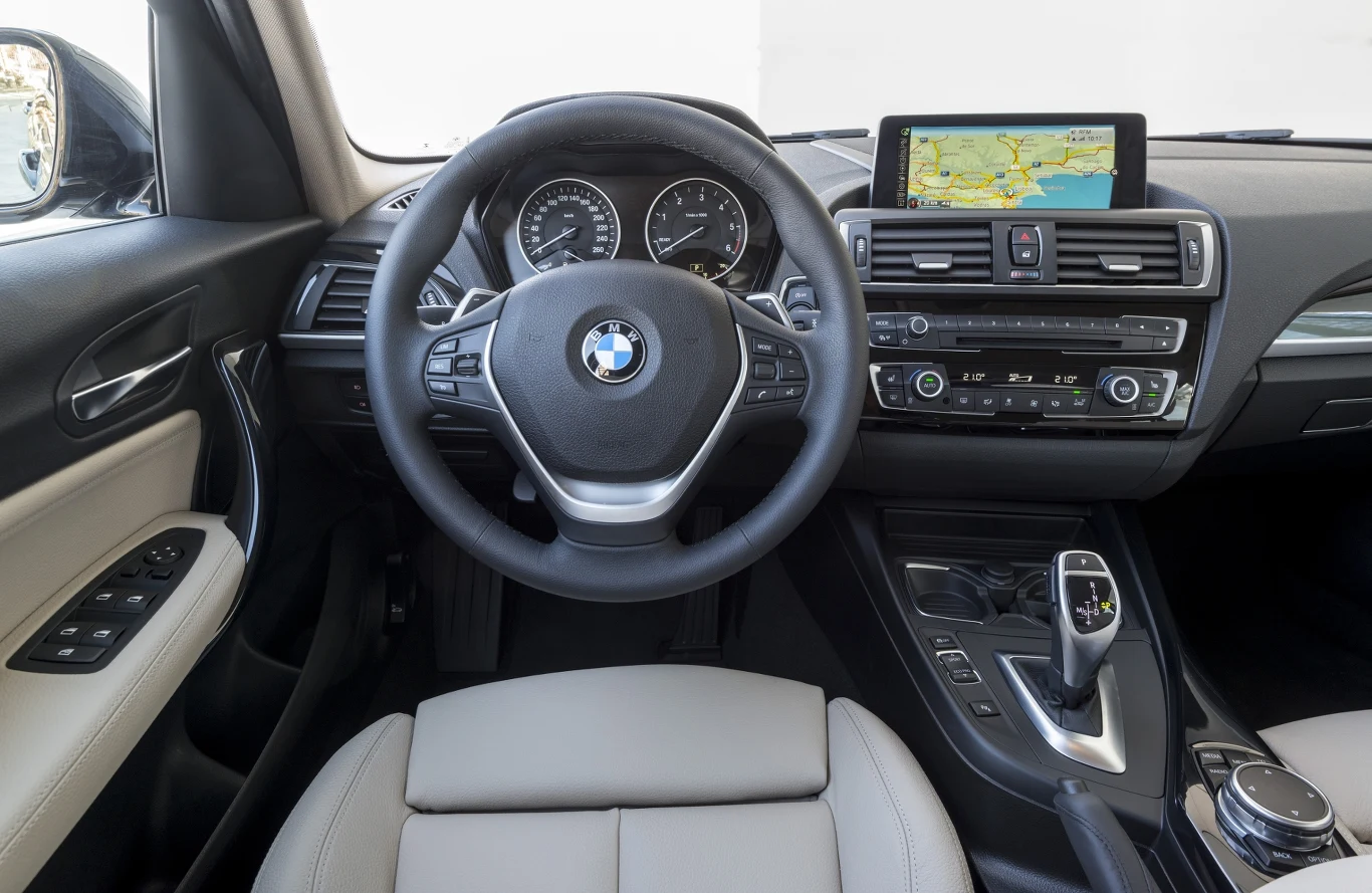 Klasyczne zegary i prosta obsługa systemu iDrive – wnętrze BMW 1 Klasyczne zegary i prosta obsługa systemu iDrive – wnętrze BMW 1