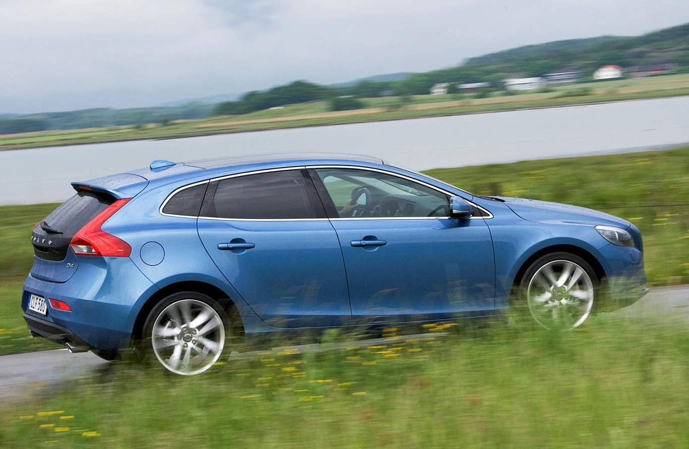 Volvo V40 nie rozpieszcza ani pojemnością kabiny ani bagażnika, za to ma dobrze zestrojone zawieszenie Volvo V40 nie rozpieszcza ani pojemnością kabiny ani bagażnika, za to ma dobrze zestrojone zawieszenie