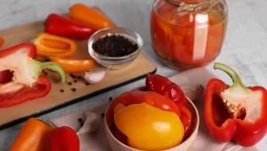 To najlepszy moment, żeby uzupełnić spiżarnię. Sprawdź, jak przygotować marynowaną paprykę w nietypowy sposób