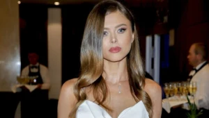Slip dress nie wychodzi z mody. Model w stylu Joanny Opozdy będzie idealny na wesele 