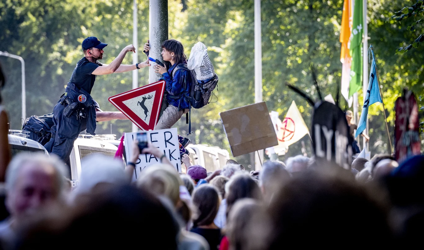Protesty aktywistów zalały Europę. Groźnie w Holandii i Niemczech Protesty aktywistów zalały Europę. Groźnie w Holandii i Niemczech