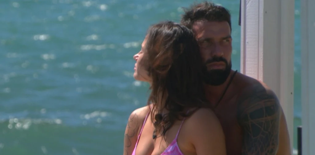 Bartek towarzyszył Karolinie, gdy samotnie siedziała nad brzegiem morza