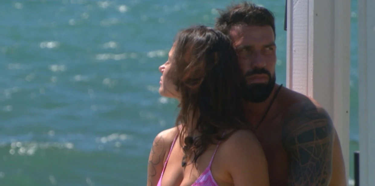 Bartek towarzyszył Karolinie, gdy samotnie siedziała nad brzegiem morza Bartek towarzyszył Karolinie, gdy samotnie siedziała nad brzegiem morza