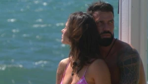 Bartek towarzyszył Karolinie, gdy samotnie siedziała nad brzegiem morza